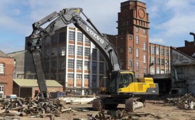 Demolition Excavators: Factory-Fitted Versus Aftermarket