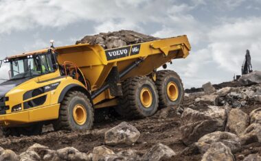 Promo image with text promoting Volvo’s interactive excavator and haul truck guide.